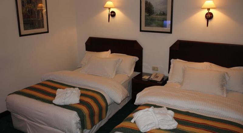Days Inn Hotel & Suites Amman Eksteriør billede